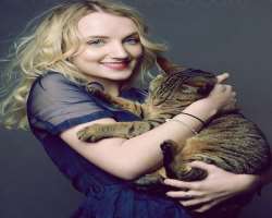 The actress loves cats and also has one named Luna with her kittens. She named one of her kittens Dumbledore. Both names are based on the Harry Potter